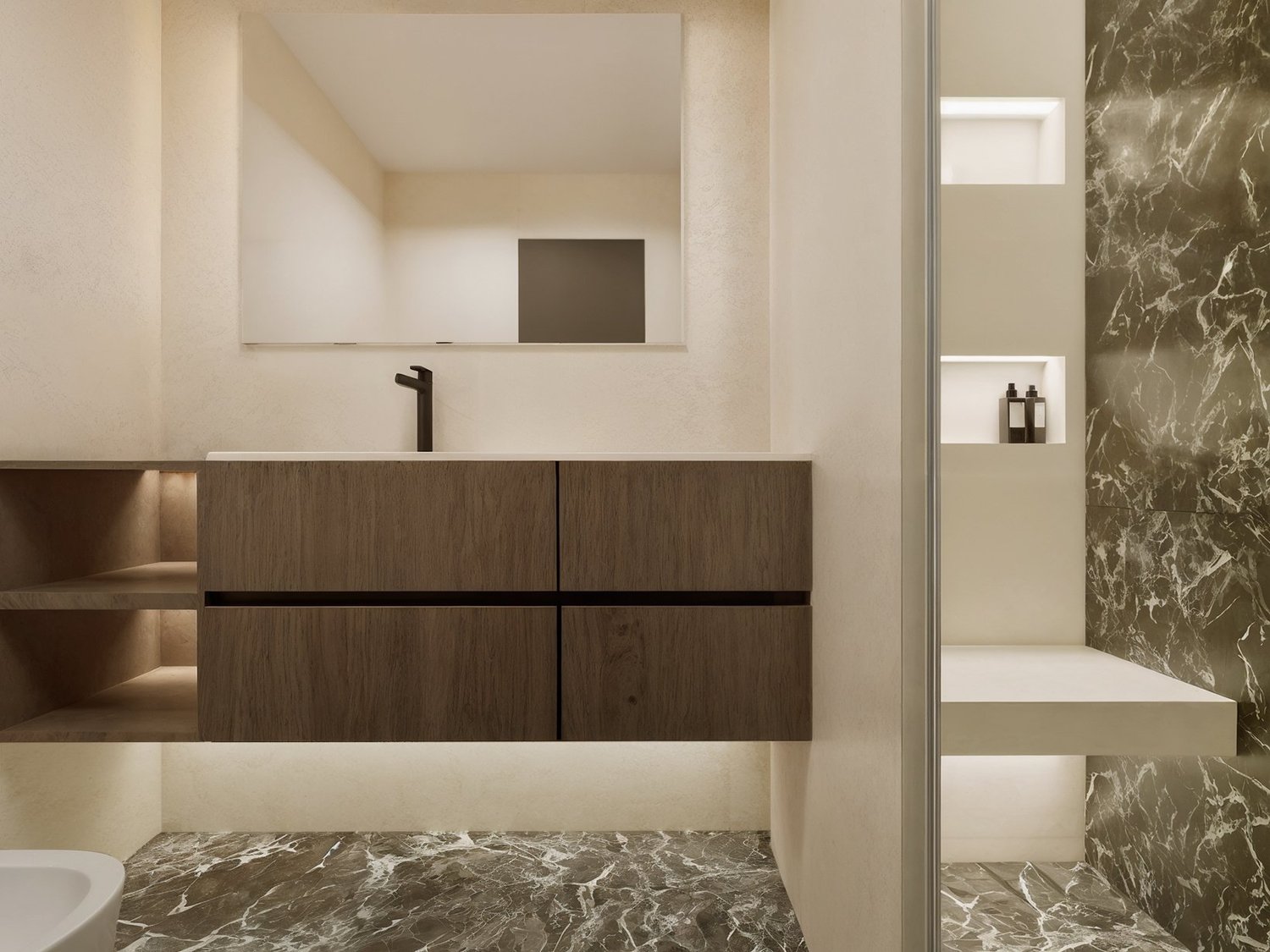 Appartamento contemporaneo — marmo, legno e luce